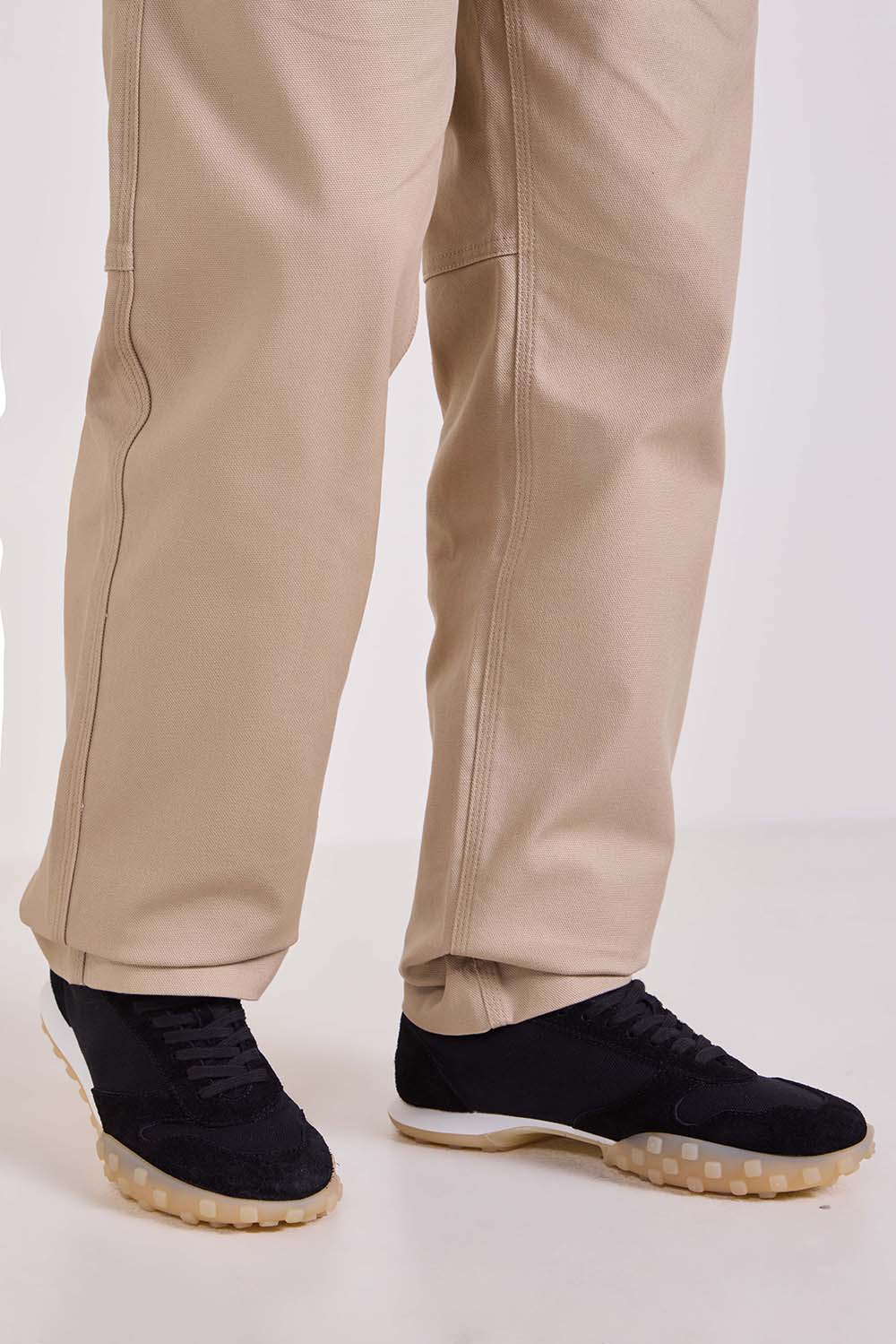 תמונת כל הלוק של נעלי סניקרס